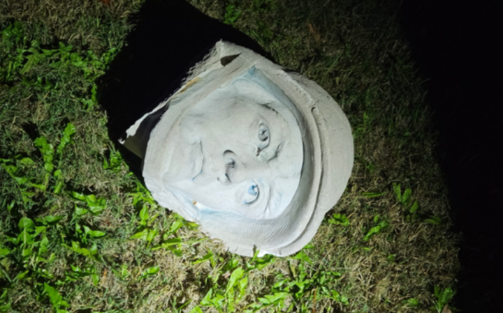statue-damage-2