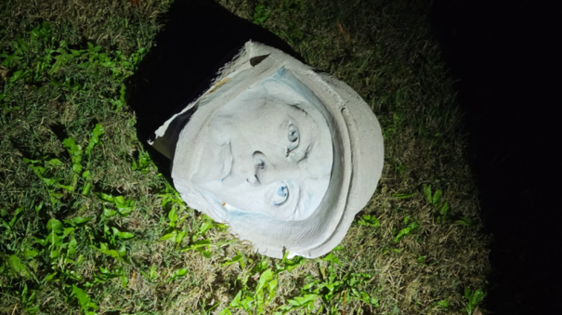 statue-damage-2