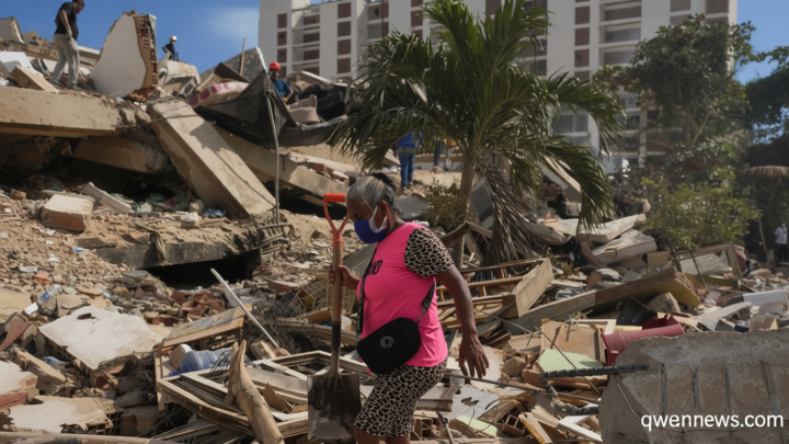 Venezuelans scour collapsed buildings by hand while government machinery stands unused