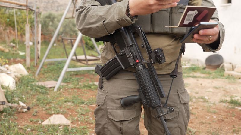 c-cnn-team-controled-during-arrest