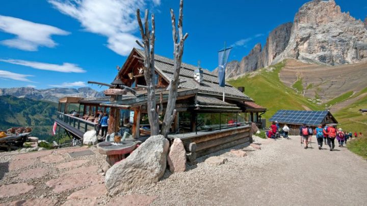 Scenic spot in Italian mountains overrun by tourists seeking the perfect pastry